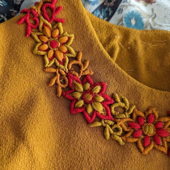 60's yellow Beautiful embroidered bark cloth dress - Picture 2 of 9